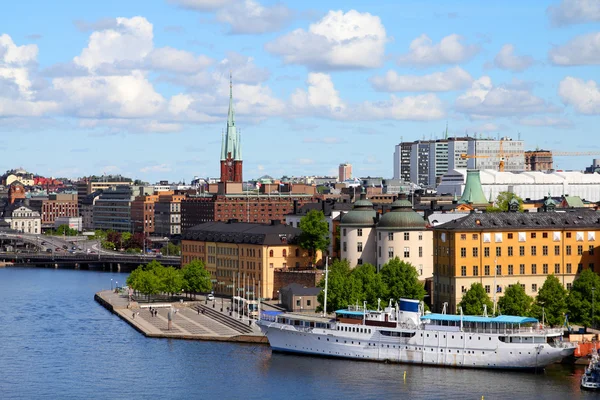 斯德哥尔摩 视图的著名格姆拉斯坦 该岛岛 餐馆和酒店的船 — 图库照片