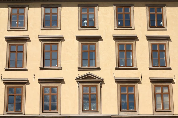 瑞典斯德哥尔摩 Windows 在泛型的公寓楼中的行 — 图库照片