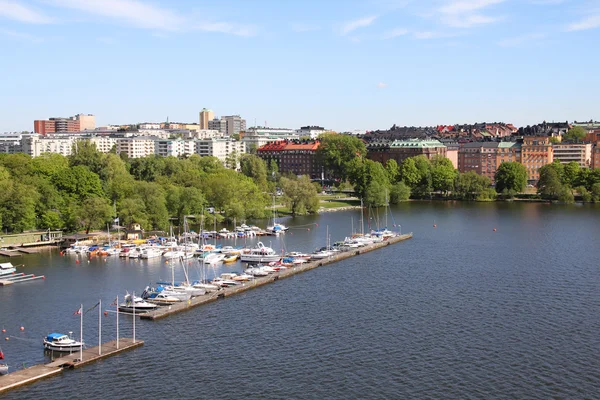 Стокгольм Швеція Вид Острові Кунгсхольмен Величезними Vasterbron Мосту Яхти Марина — стокове фото