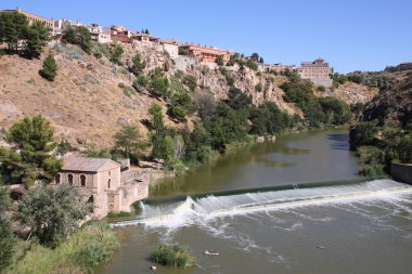 toledo, İspanya tagus Nehri ile Cityscape. eski şehir UNESCO tarafından dünya mirası olduğunu.