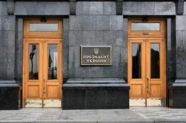 Plak diyor: Ukrayna - Cumhurbaşkanı giriş Başkan'ın ofisine Kiev Lypky çeyrekte