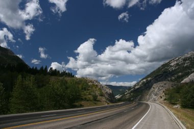 Crowsnest geçiş crowsnest yolu - güzel manzara ve boş yol üzerinde.