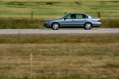 Sedan araba kırsal manzara içinde hareket. Alberta, Kanada.