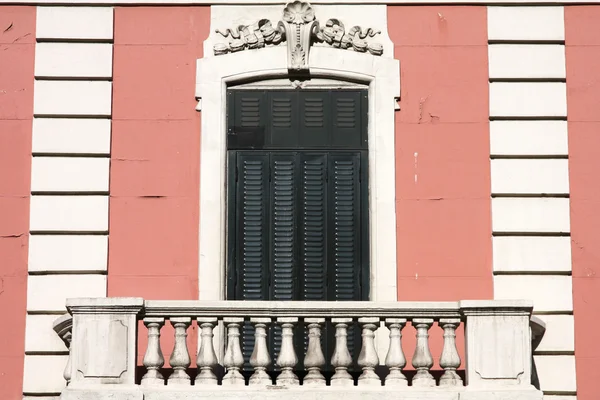 Декоративное окно — стоковое фото