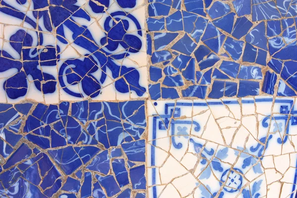 Mosaico blu nel Parco Guell di Antoni Gaudi — Foto Stock