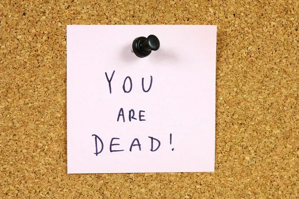 粉红色的粘滞便笺固定到办公室公告板 您是死 死亡威胁 惩罚的犯罪 — 图库照片
