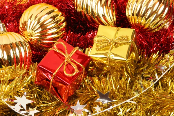 Zlatá Červená Vánoční Dárky Sezónní Koncept Svátek Tradiční Ozdoby — Stock fotografie