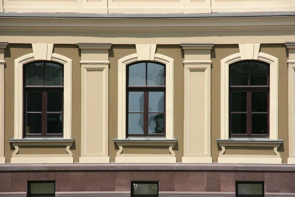 Trzy Okna Budynku Kijowie Ukraina — Zdjęcie stockowe