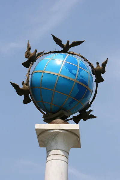 Globus Globe Monument Kiev Ukraine Located Independence Square Maidan Nezalezhnosti — Stock Photo, Image