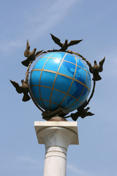 Памятник Глобусу в Киеве, Украина. Лозунг на площади Независимости (Майдан Незалежности)
).