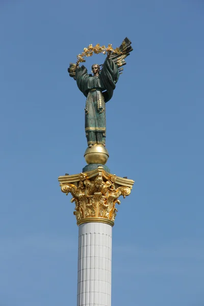 Híres szobor egy oszlopon, Kiev, Ukrajna — Stock Fotó