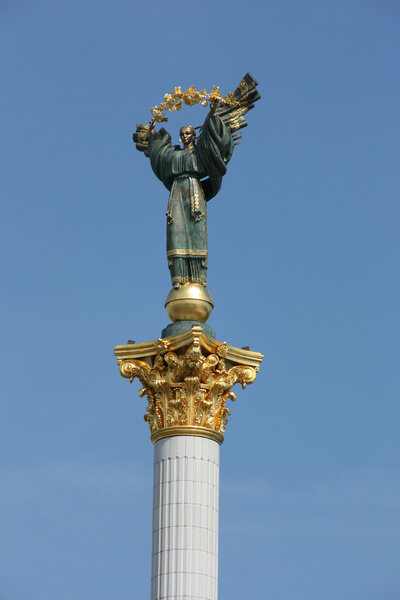 Известная статуя на колонне в Киеве, Украина
