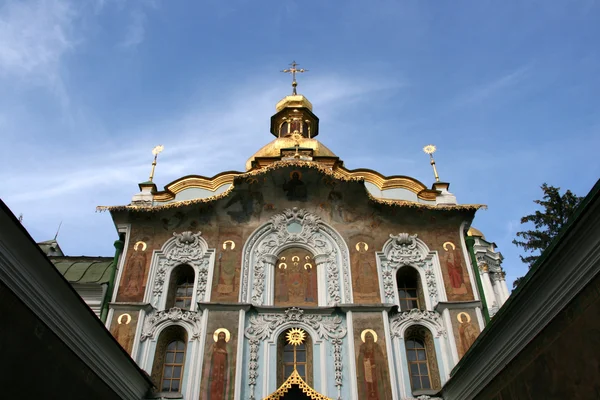 キエフ ペチェールシク大修道院 ユネスコ世界遺産に刻まれている有名な修道院 ウクライナのランドマーク 三位一体のゲート教会 — ストック写真
