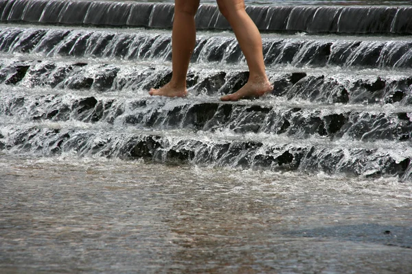 キエフ ウクライナで Maidan Nezalezhnosti 独立正方形 の噴水で女の子足 — ストック写真