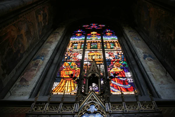 美しい芸術作品 ウィーン オーストリアのステンド グラス ヴォティーフ教会 奉納教会 — ストック写真