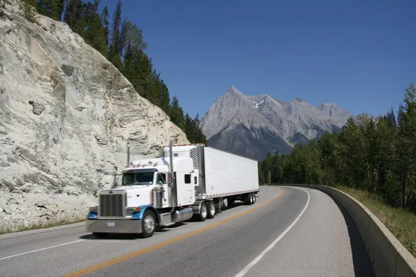 Διευρωπαϊκά Καναδά Εθνική Οδό Ένα Φορτηγό Επιτάχυνση Μεταξύ Βραχώδη Όρη — Φωτογραφία Αρχείου