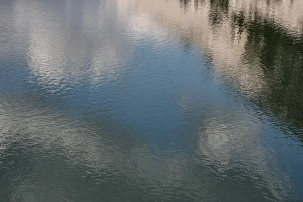 Wasserhintergrund Abstrakt Spiegelung Von Himmel Und Bergen Einem Schönen See — Stockfoto