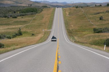 Alberta, Kanada düz bozkır yol. Sarı çizginin.