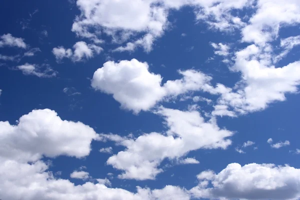 Céu Azul Lindo Idílico Com Nuvens Brancas Fundo Perfeito Cores — Fotografia de Stock