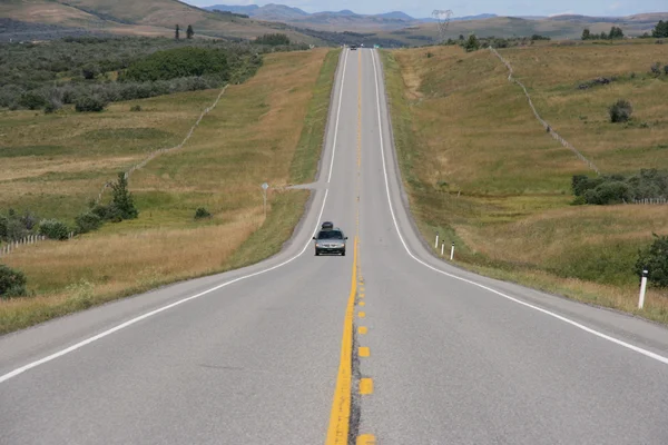 カナダ アルバータ州のまっすぐな草原道 黄色の線 — ストック写真
