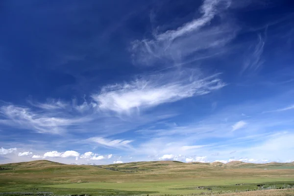 Ländliche Landschaft, blauer Himmel — Stockfoto