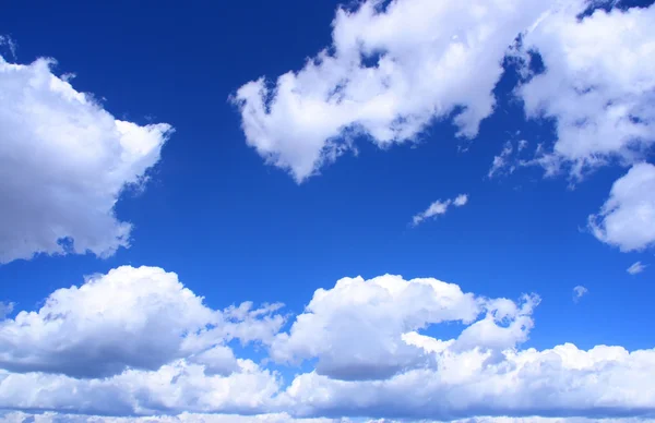 Białe chmury widok perspektywiczny — Zdjęcie stockowe