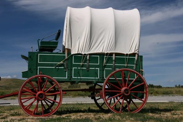 Вагон с красными колесами — стоковое фото