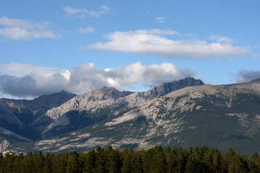 bulutlar dağlar - jasper national Park, Kanada güzel vista üzerinde.