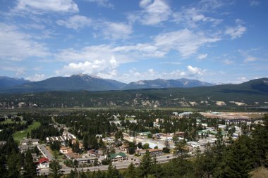 Radyum hot springs, british columbia, Kanada. arka planda dağlar dağ kasabası.