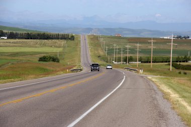 Alberta, Kanada düz bozkır yol. rocky Dağları arka planda görünür zor, yatay yaz.