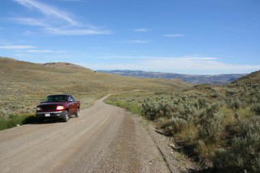 Hiçliğin ortasında bir çakıl yolda kamyonet. Sagebrush hills british Columbia, Kanada.