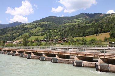 hidro elektrik santrali partnerliğindeki Nehri yakınında zell am görmek, Avusturya. Beton savak.