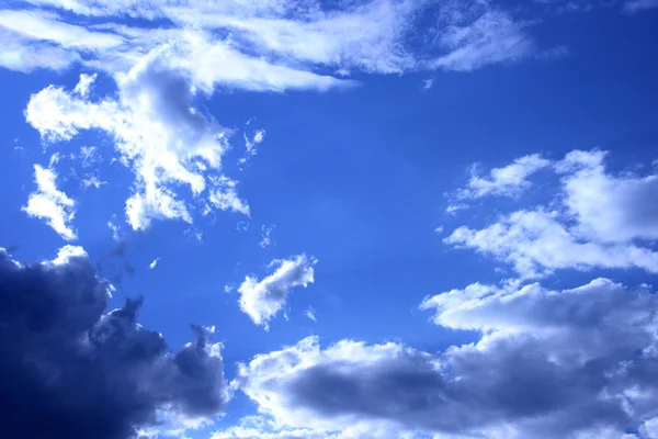 Nuvens Brancas Incríveis Com Uma Nuvem Tempestade Cloudscape Resumo — Fotografia de Stock