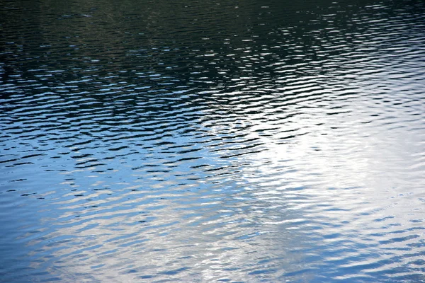 Vodní Pozadí Abstraktní Odraz Oblohy Krásné Jezero水の背景の抽象的な美しい湖の空の反射 — Stock fotografie