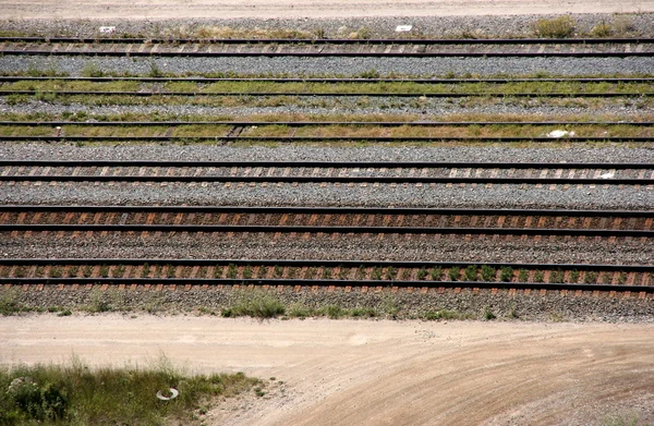 在加拿大的平行铁路轨道的数组 — 图库照片