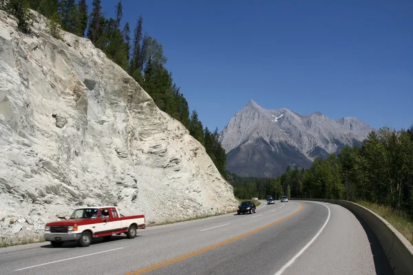 Trans カナダのハイウェー 目に見える動きのロッキー山脈の中でスピード違反の車のぼかし — ストック写真