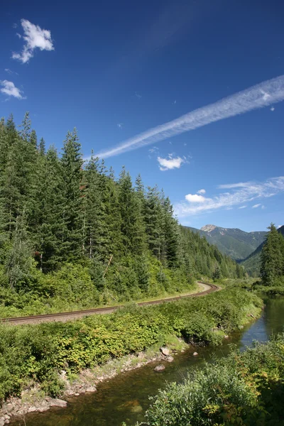 カナダのブリティッシュ コロンビア州 カナダの太平洋の鉄道トラックの Trans カナダのハイウェーの横の美しい風景 — ストック写真