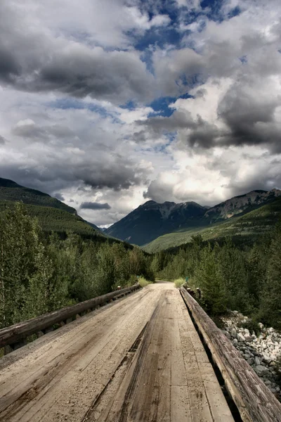 Drewniany Most Przepięknej Górskiej Scenerii Gór Skalistych Kanada Pobliżu Jeziora — Zdjęcie stockowe