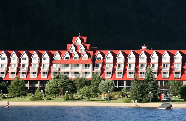 Piękny Hotel Czerwonym Dachem Nad Jeziorem Ośrodek Wypoczynkowy Trzy Doliny — Zdjęcie stockowe