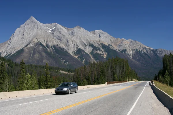 Yoho Nationalpark Von Kanada Fahrende Autogeschwindigkeiten Verschwimmen Und Felsige Berge — Stockfoto