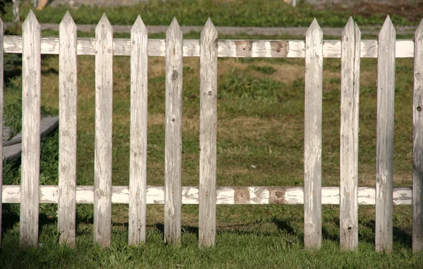 Houten Hek Met Twee Ontbrekende Planken Rural Weergave — Stockfoto