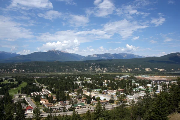 ラジウム ホット スプリングス ブリティッシュ コロンビア州 カナダ バック グラウンドでの山と山町 — ストック写真