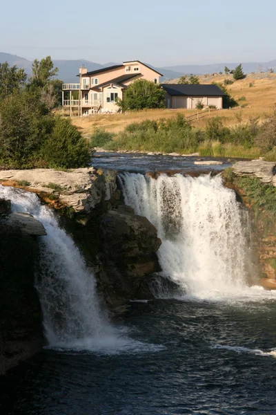 crowsnest nehirde Lundbreck falls - seyahat hedef Alberta, Kanada. muhteşem bir yerde bulunan ev.