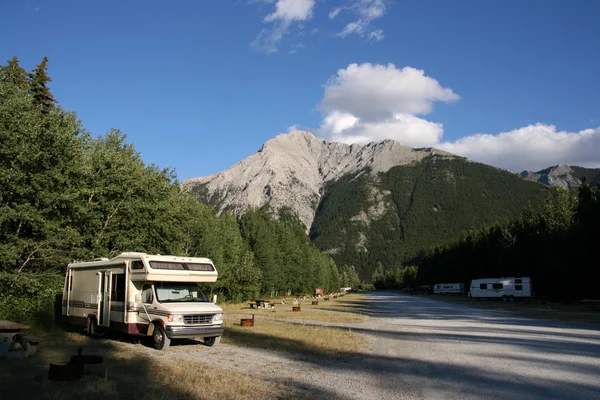 Campingplats Nära Crowsnest Pass Vackra Landskapet Kanada Parkerad Bil Som — Stockfoto