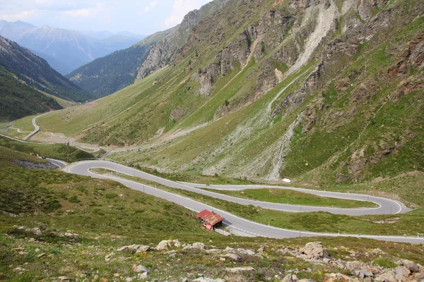著名的路至斯泰尔维奥通行证及温布赖在 Ortler 阿尔卑斯山中传递 高山景观 — 图库照片