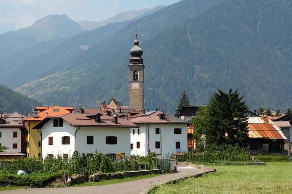 Alpine stadt in italien — Stockfoto