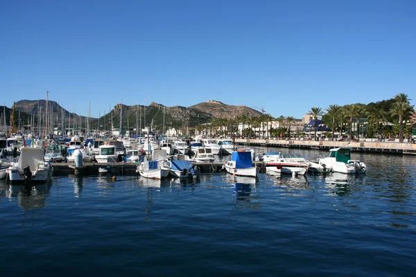在卡塔赫纳 西班牙的美丽滨海 豪华游艇和昂贵的汽艇 — 图库照片