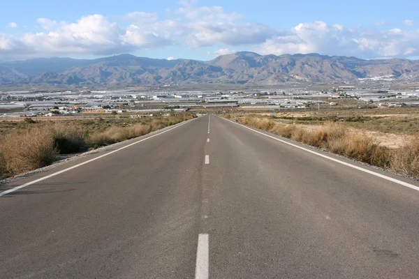 Tie Andalusiassa Espanjassa Suoraan Valtatie Kohti Valtavia Kasvihuonetiloja — kuvapankkivalokuva