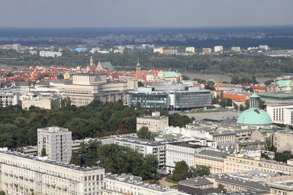 从文化和科学 最高的大楼在波兰著名宫殿古老小镇的方向查看 — 图库照片