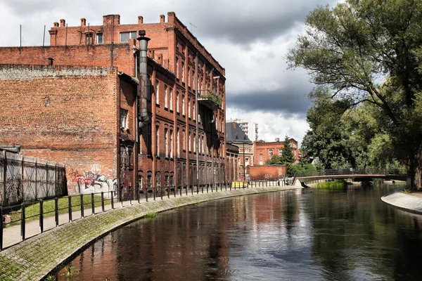 Polsko Bydgoszcz Město Kujavsku Regionu Staré Továrny Vodě Kanálu Čtvrti — Stock fotografie